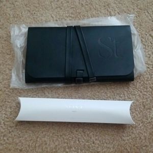 Makeup brush holder and blush brush